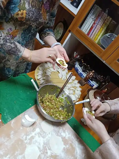 包饺子全部由女同学和女主人包揽,一段小视频展示出她们包