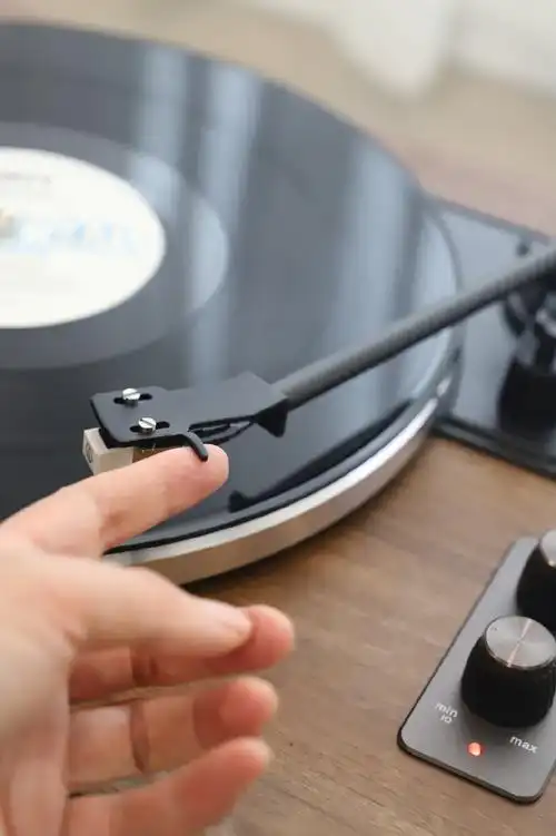 唱头移动错误的做法是直接拿放唱臂,正确的姿势是通过唱头旁的小扶手