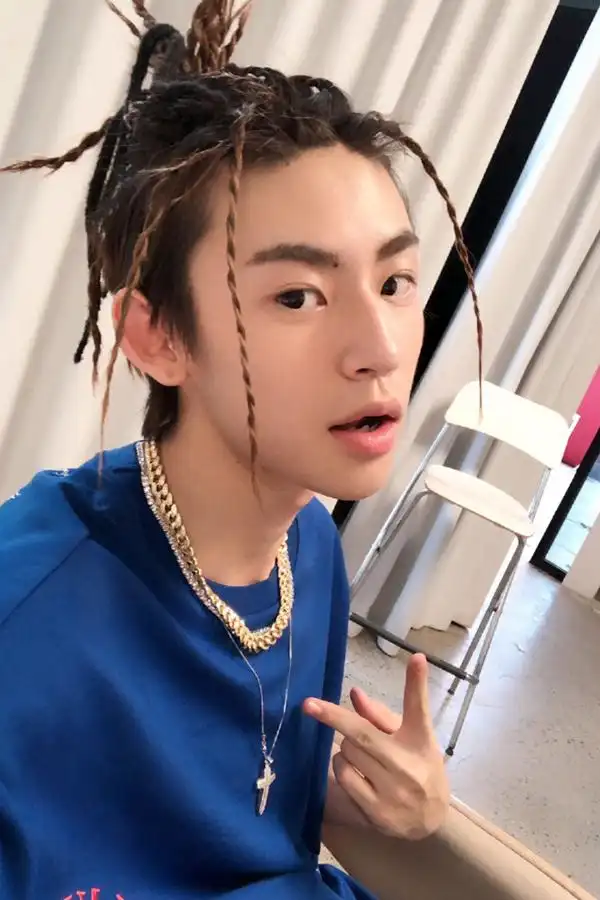 酷酷的脏辫造型,让小鬼个性十足,简单的深蓝色卫衣很是大方.