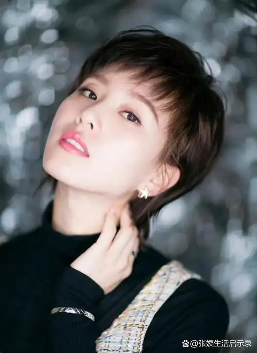 刘诗诗以短发造型亮相.短发的她俏皮灵动气质.