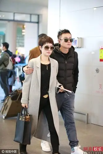 文章马伊琍机场现身 恩爱搂肩狂撒狗粮