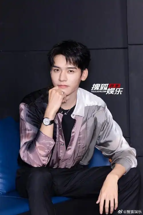 龚俊喊话笑料粉去看剧##龚俊大学晒肌肉照被同学叫大哥