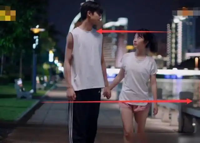 李尖尖162凌霄185牵手散步镜头扫到两人双腿后谁在说谎