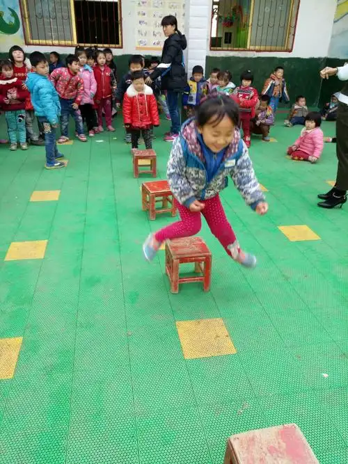 吴岗幼儿园今天做跳山羊游戏啦