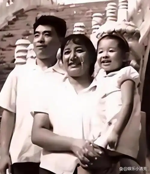 韩红在小时候,最崇拜的就是自己的父亲.