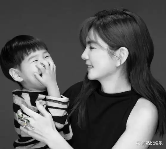 6月13日,林心如高调晒出抱着女儿小海豚的背影视频,这次母女俩还特意