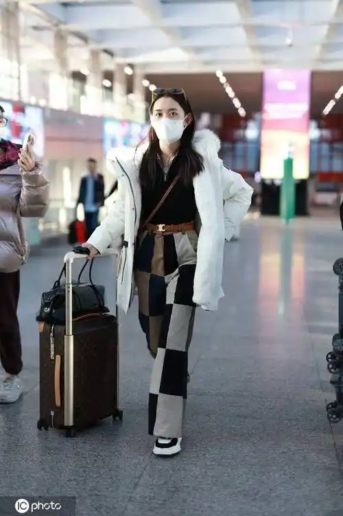 蒋依依现身北京机场 身着白色羽绒服休闲时尚-搜狐大视野-搜狐新闻