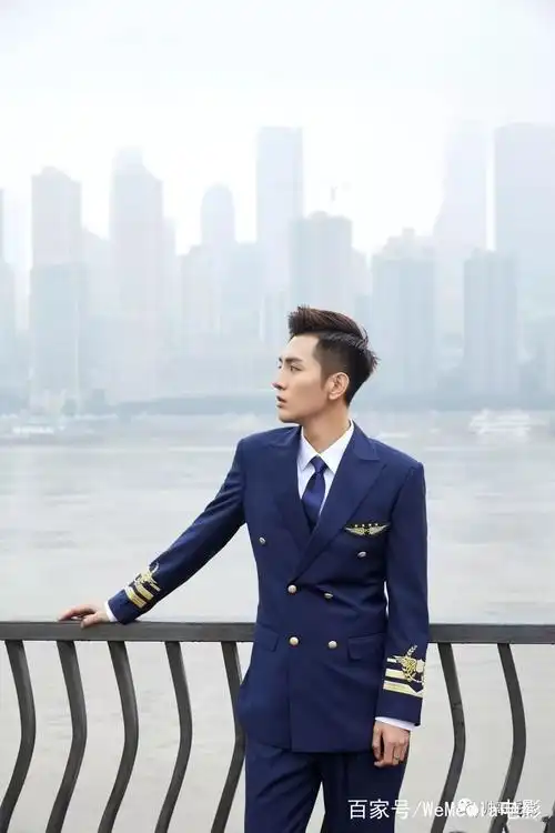 鲜嫩帅气的飞行员小哥哥,有一种爱情就要开始的味道!