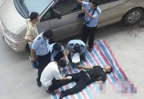 突发事件:盐城一男子施工作业时突然与机器一起坠落,该男子脑浆四溢