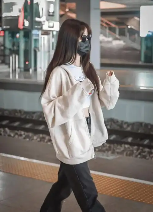 虞书欣机场私服露胃装造型养眼曲线弧度太迷人