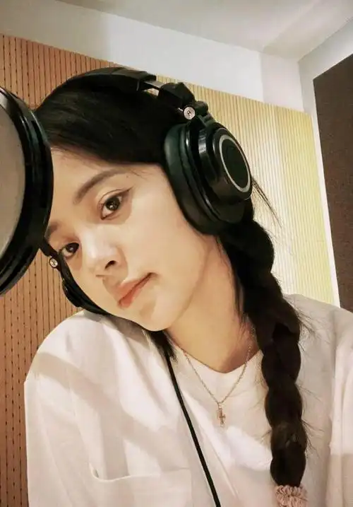 欧阳娜娜晒日常美照,笑容温柔甜美,满满少女元气