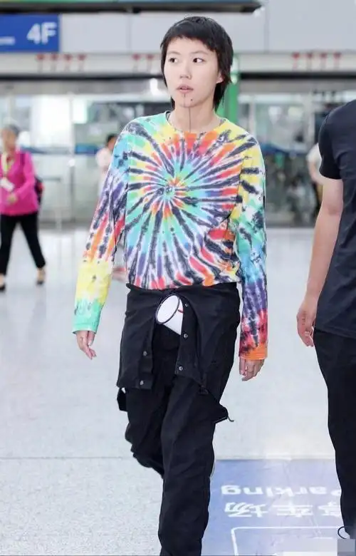 23岁窦靖童真个性清冷穿搭颇有王菲风范下巴纹身够霸气