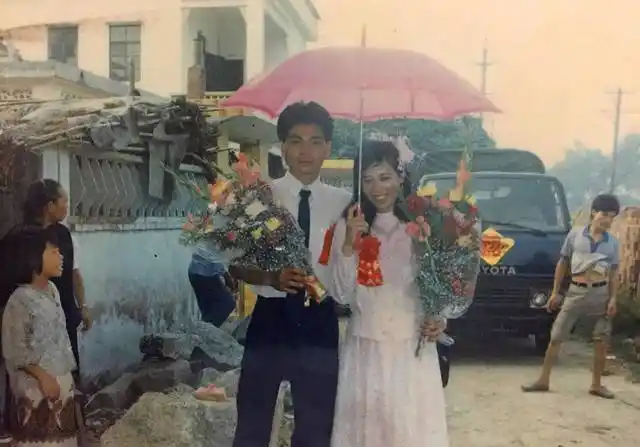 直击上世纪八十年代的结婚细节,人们吃喜酒都是送肉和馒头_手机搜狐网