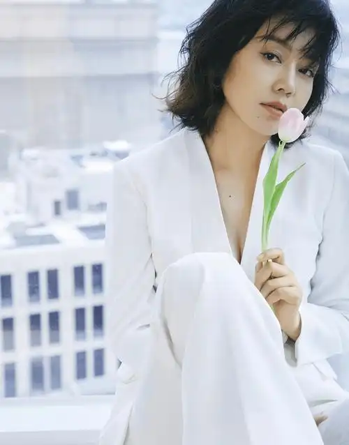 原创你没见过的短发闫妮穿拼色卫衣扮下衣失踪配牛仔夹克回青春期