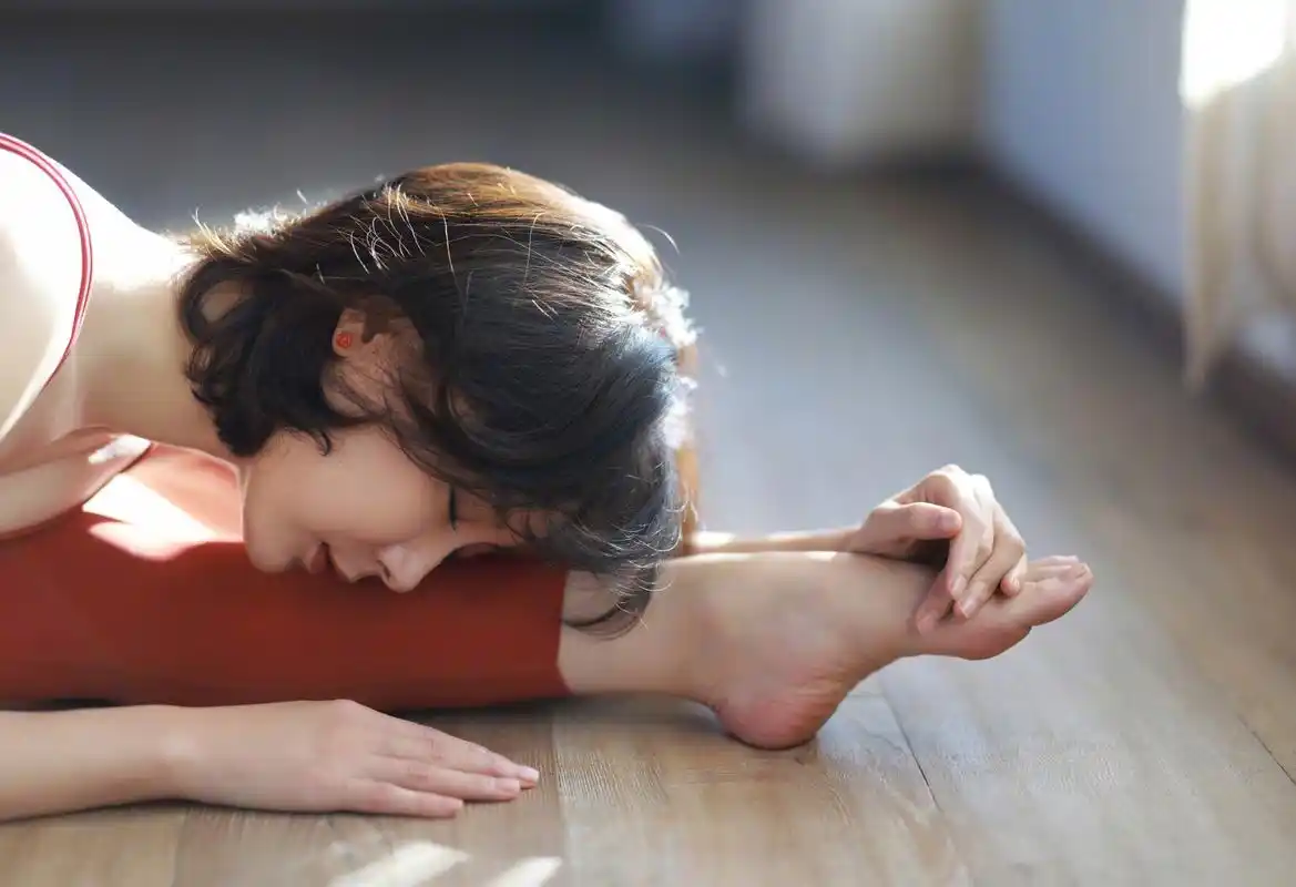 演员陈数光脚做瑜伽展示美腿玉足,2023年7月,陈数领