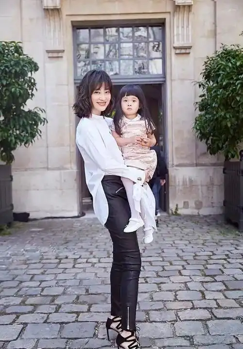 梅婷一家四口亮相机场白t搭蓝色半身裙太低调老公也很健壮