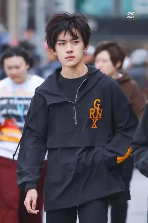 易烊千玺又带火一双鞋子,网红拖鞋黑袜子太有魔力,大佬就是强!