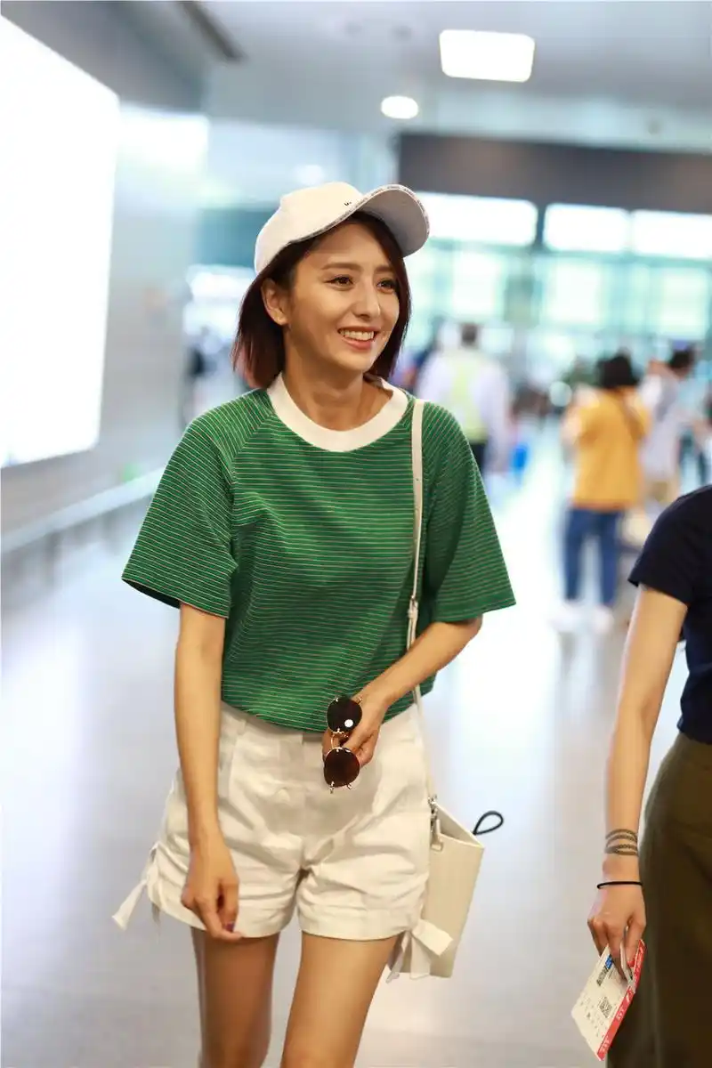 佟丽娅素颜出镜,笑脸酒窝甜蜜,迷死人了.