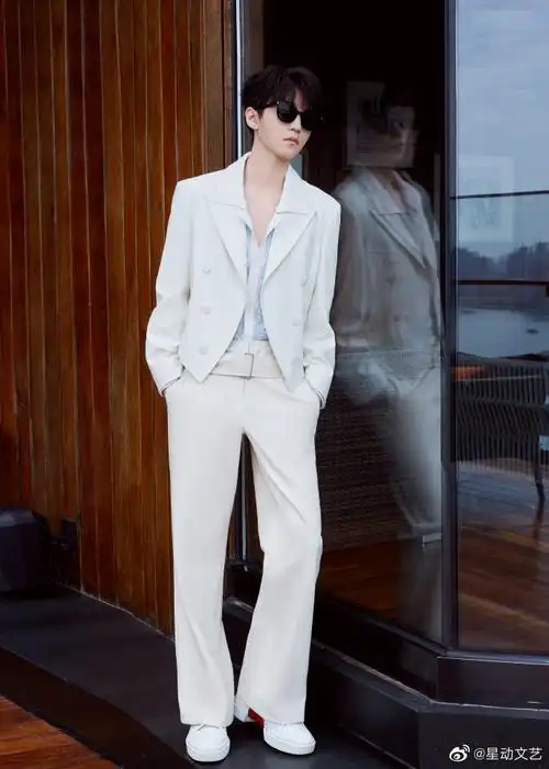 王俊凯墨镜白西装##王俊凯双手插兜随拍
