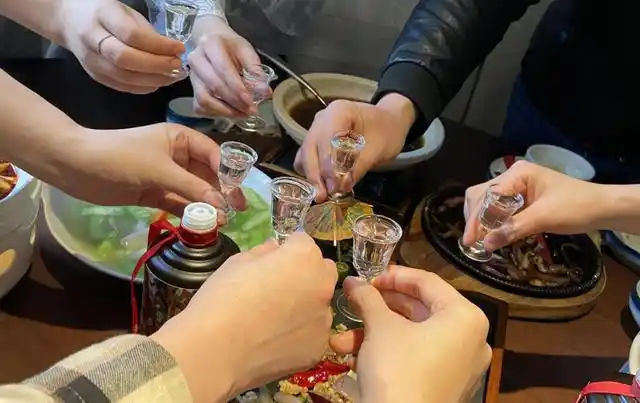 在饭店里,怎么会有这么多人在喝酒?这是怎么回事?过来一探究竟