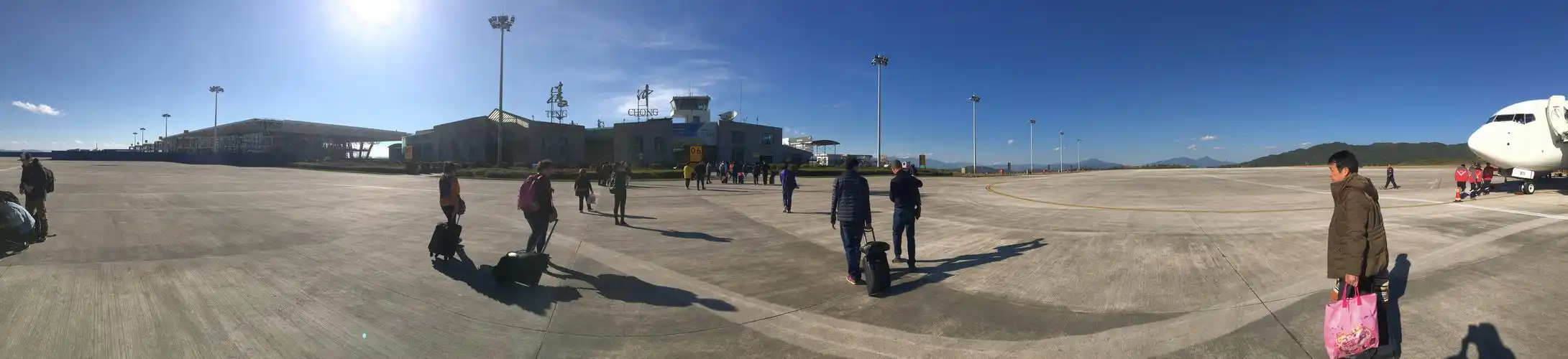 超 mini小机场,只有一个行李提取处.一个全景可以拍全机场.