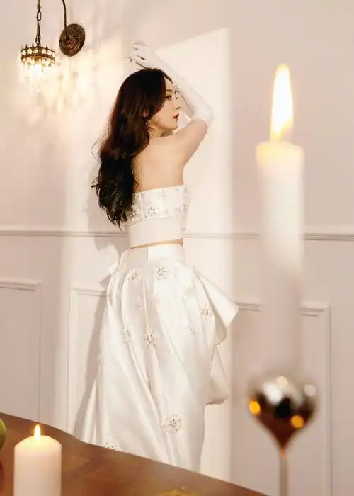 杨幂节目造型曝光,她穿了一件白色抹胸曳地长款礼服裙-爱读书