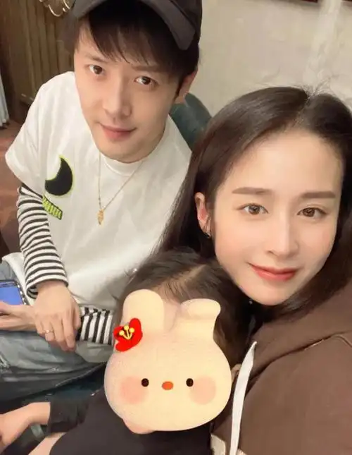 颖儿抱着女儿小月亮自拍的时候,付辛博主动凑近镜头,而且还刻意把戴了