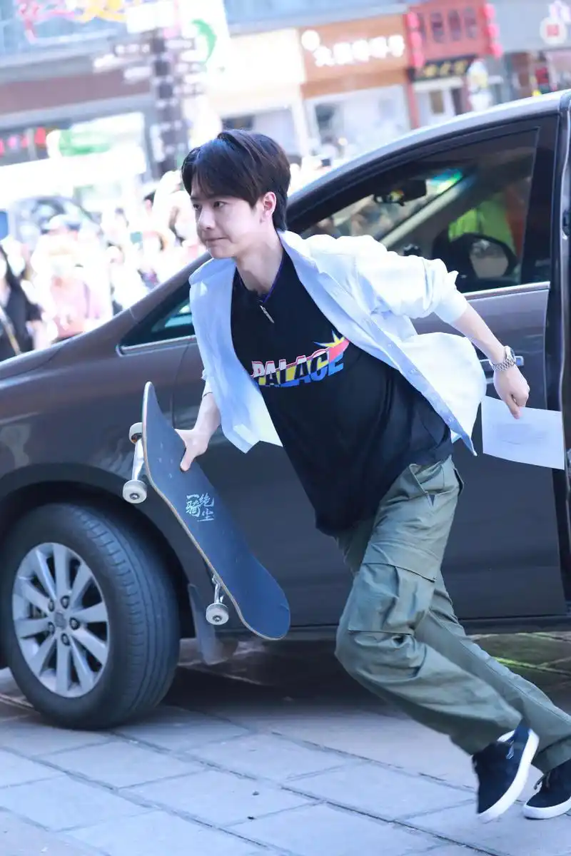 顶流王一博"被怀孕"风波:女方疑似早有预谋,曾晒超大孕肚照