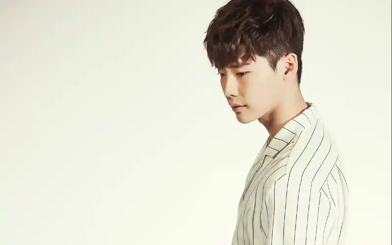 李钟硕《w两个世界》剧照图片桌面壁纸