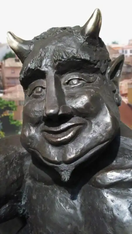 西班牙撒旦雕像遭千人抗议因长得太友善图