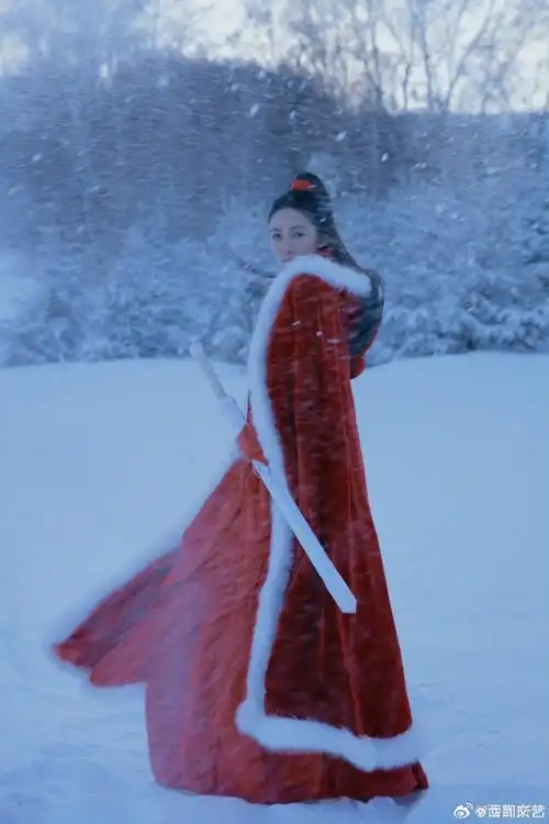 演员@陶昕然晒出一组雪地红衣古装照,在零下25度的崇礼拍了这样一组美