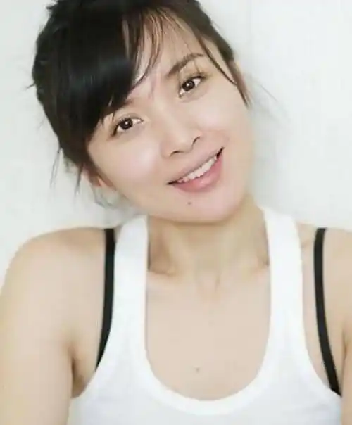 原创李佳42岁嫁给靳东一家四口幸福美满这就是嫁给了爱情的模样