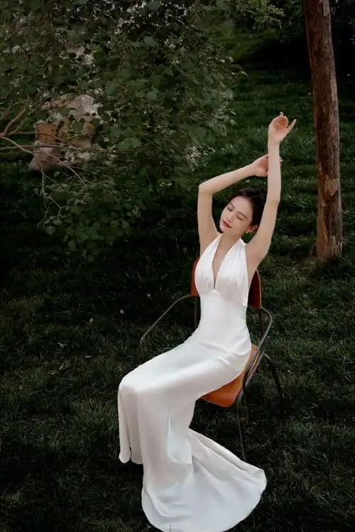 姜珮瑶纯白茉莉花##姜珮瑶挂脖露背裙