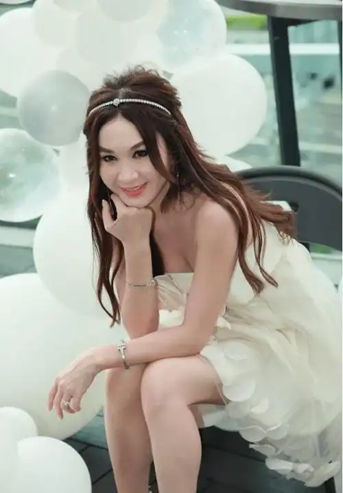 55岁的温碧霞虽然皱纹明显但气质还很抗打穿裙子尽展优雅