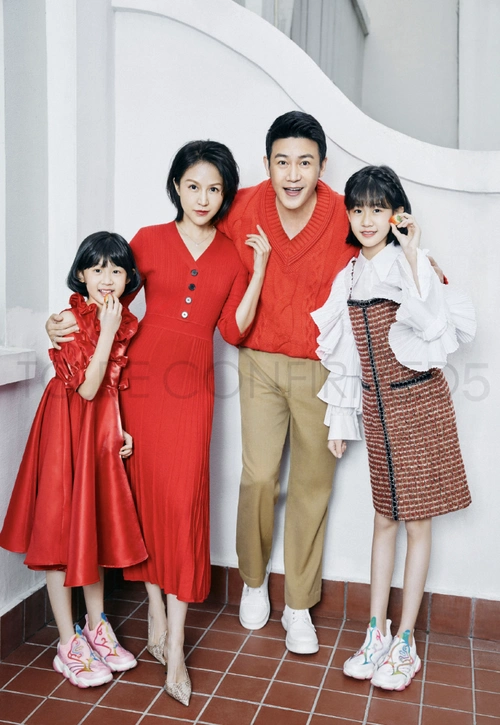 陆毅一家四口拍写真夫妻俩气质相投很养眼13岁贝儿大长腿抢镜