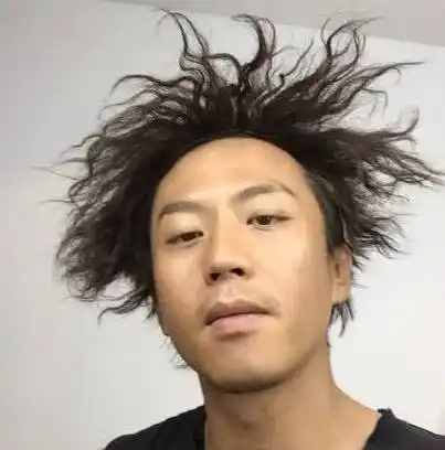 近日,邓超在社交媒体上发布了一张自己在鹿晗重庆演唱会现场的照片,并