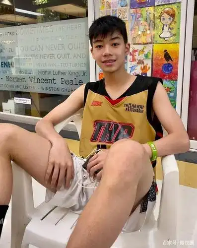 14岁少年爱打篮球,小小年纪的他用汗水雕琢出了精致的腹肌!