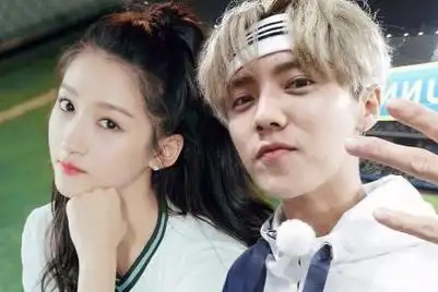 鹿晗朋友圈晒和关晓彤合照,捧脸对视太甜蜜,网友:终于秀恩爱了