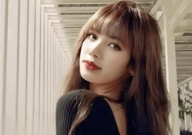 在近日韩国的blackpink演唱会上,lisa的着装更为大胆