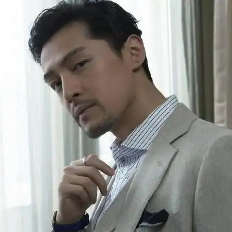 在两颊,脸侧和嘴唇上方看起来显得十分成熟有男人味,也能够散发出男性