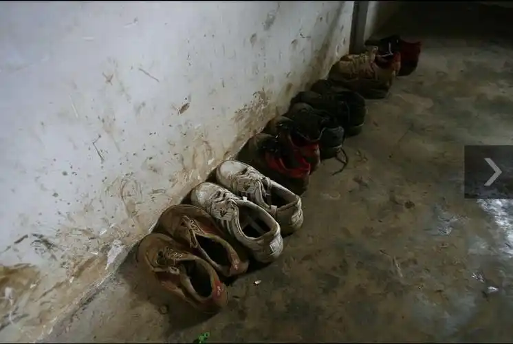 冬天里依然光着脚丫去上学的孩子们