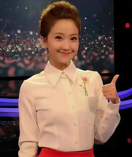 一袭白色修身长裙优雅端庄,明媚动人|综艺节目|大陆综艺|央视主持人