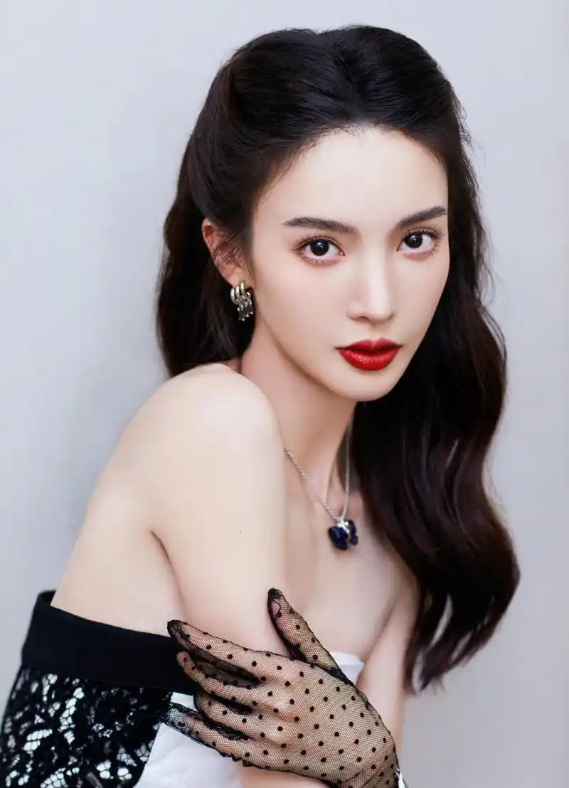 金晨长发红唇写真