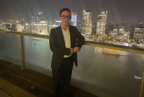 主持人也是频道内的老资格,观众对他们也非常熟悉,看到他们与周正毅在