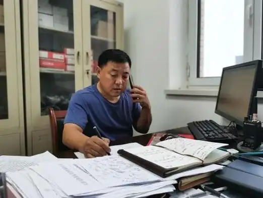 曾田荣正在办公室内工作.新华社记者 孙凡越 摄