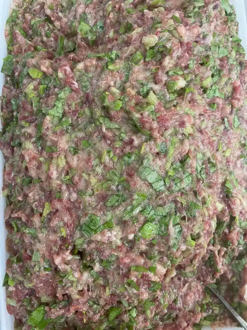 纯手工制作,包括饺子皮也是手工制作,芹菜牛肉馅饺子,#真材实 - 抖音