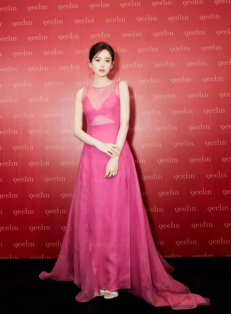 古力娜扎身穿桃红色透视纱裙,酥胸若隐若现,真正的人间尤物啊