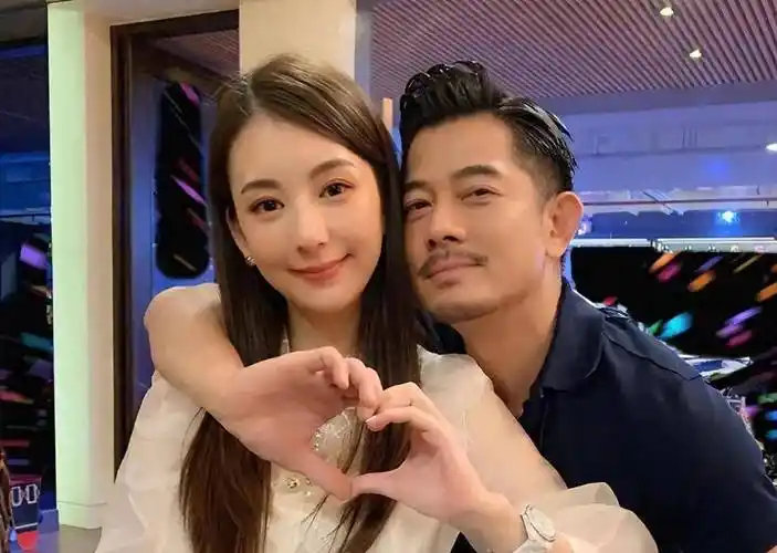 郭富城妻子方媛登《时尚新娘》封面,穿深v抹胸身材傲人,太美了_天王