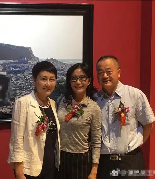 吴玉华与画家老公近照曝光,家庭和睦令人艳羡,女儿更是美人胚子