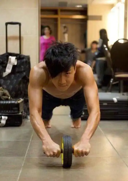 林俊杰晒换衣服动图,给自己上半身打马赛克,肥肉还是腹肌